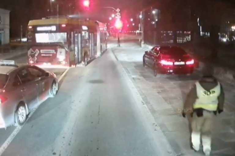 Nagranie z autobusu, który zablokował wyjazd kolumny prezydenckiej z Belwederu.