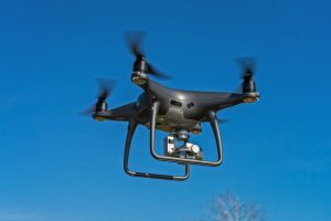 Dron w akcji. Zdjęcie ilustracyjne: Pixabay