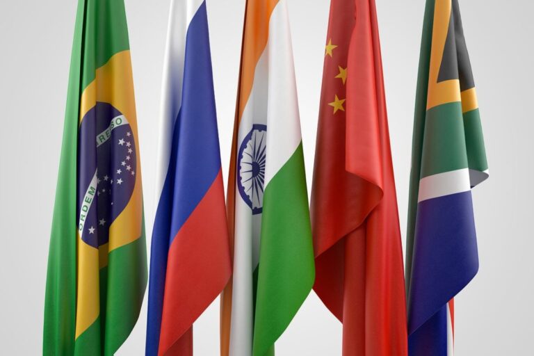 Flagi Brazylii, Rosji, Indii, Chin i RPA. BRICS.