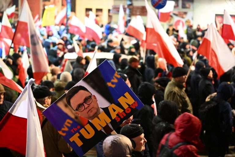 Warszawa, 11.01.2024. Organizowana przez Prawo i Sprawiedliwości manifestacja ph. "Protest Wolnych Polaków" pod siedzibą Sejmu w Warszawie, 11 bm. (pp/ibor)