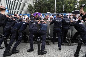 Barierki pod Sejmem były uznawane przez totalną opozycję jako symbol opresyjnej władzy PiS. Teraz wróciły pod Sejm jako symbol "praworządności i miłości". Zdjęcie ilustracyjne. Foto: PAP