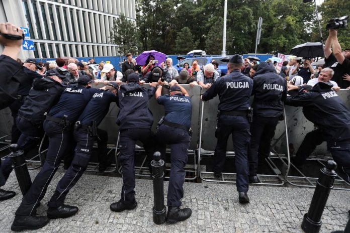 Barierki pod Sejmem były uznawane przez totalną opozycję jako symbol opresyjnej władzy PiS. Teraz wróciły pod Sejm jako symbol 