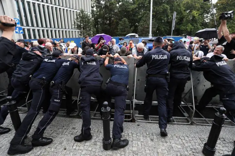 Barierki pod Sejmem były uznawane przez totalną opozycję jako symbol opresyjnej władzy PiS. Teraz wróciły pod Sejm jako symbol 