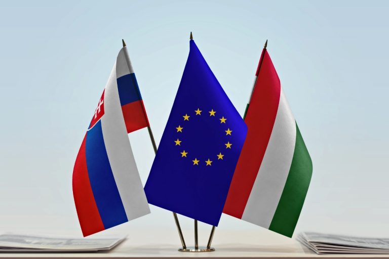 Flagi Słowacji i Węgier. W środku chorągiewka symbolizująca Unię Europejską. Zdjęcie: Canva
