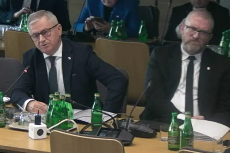 Włodzimierz Skalik i Grzegorz Braun podczas posiedzenia komisji sejmowej.