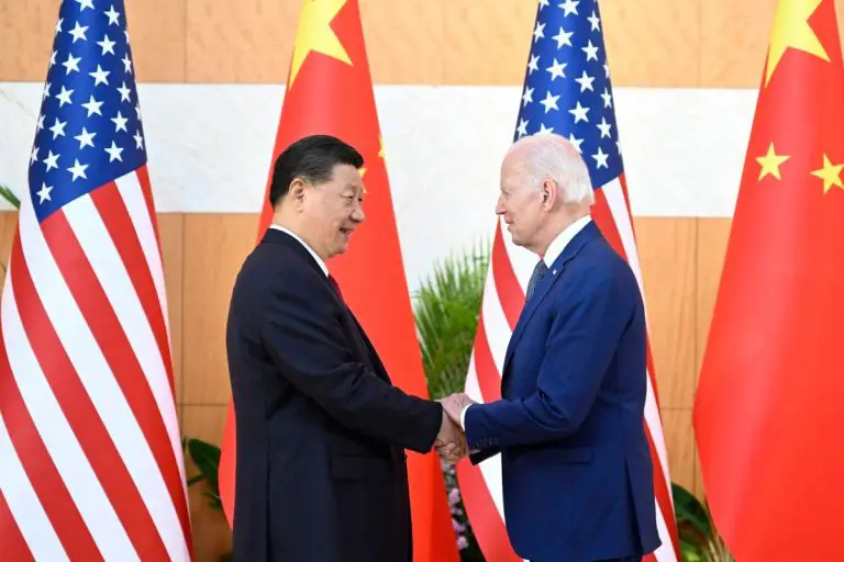 Xi Jinping oraz Joe Biden.