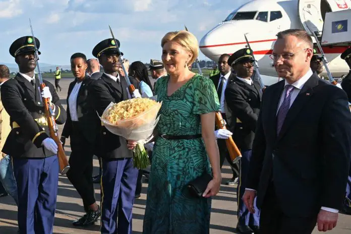 Kigali, Rwanda, 06.02.2024. Wizyta prezydenta RP w Rwandzie. Prezydent RP Andrzej Duda (P) oraz pierwsza dama Agata Kornhauser-Duda (C) podczas powitania na lotnisku w Kigali,