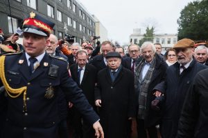 Polityk PiS Mariusz Kamiński (C-L), prezes PiS Jarosław Kaczyński (C), posłowie Ryszard Terlecki (2P) i Antoni Macierewicz (P)