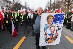 bezcłowy handel , blokada , flagi Polski , flara , flary , ktm , manifestacja , marsz , marsz gwiaździsty , miasta , miasto , polityka rolna , protestujący , rolnicy , rolnik , rolników , stolica , uczestnicy , uczestnik , UE , unijna , warszawa , zielony ład