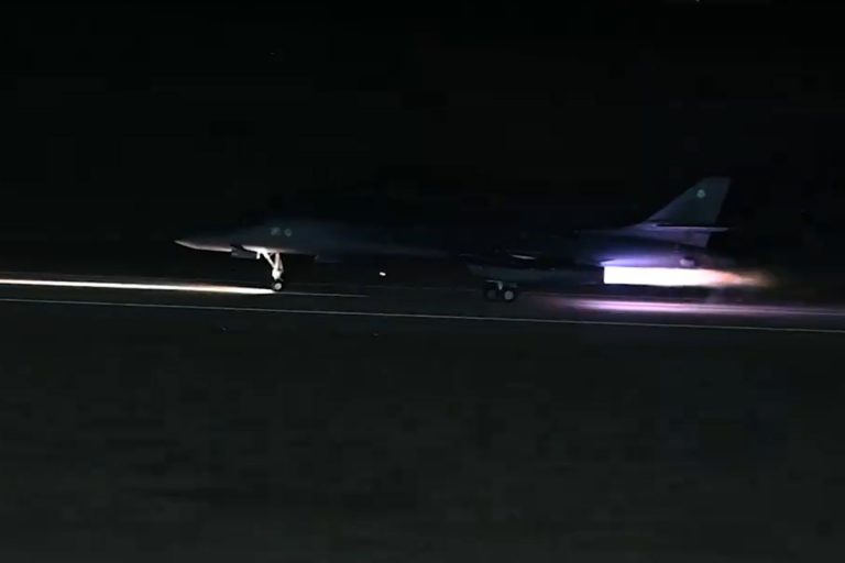 Startujący bombowiec dalekiego zasięgu B-1, który wziął udział w nocnej akcji przeciwko irańskim bojownikom. Foto: print screen U.S. Central Command