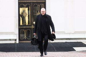 Grzegorz Braun przed gmachem Sejmu.