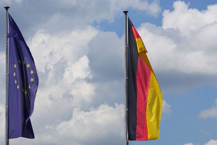 Flagi Unii Europejskiej oraz Niemiec.
