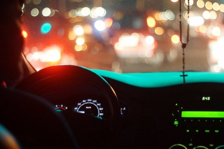 Kierowca prowadzący samochód nocą