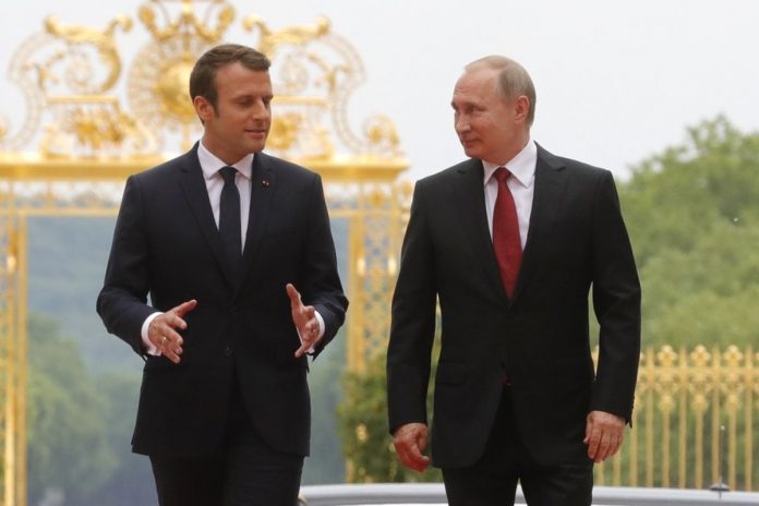 Emmanuel Macron oraz Władimir Putin.