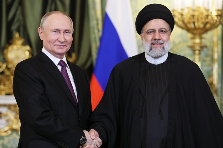 Prezydent Rosji Władimir Putin i prezydent Iranu Ebrahim Ra'isi. Foto: PAP/EPA