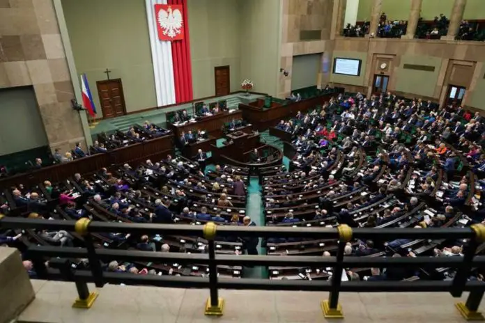 Posłowie w Sejmie głosują.
