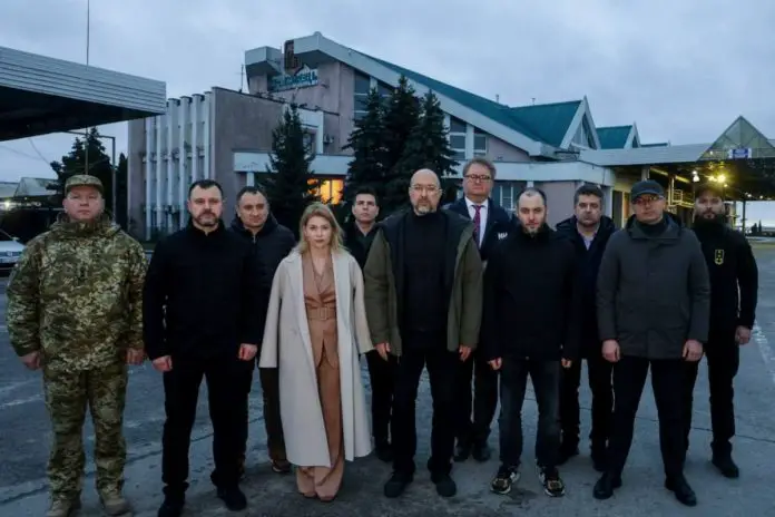 Delegacja ukraińska z premierem Szmychalem (w środku) na granicy z Polską. Foto: X