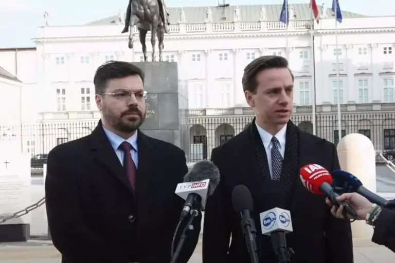 Stanisław Tyszka (z lewej) i Krzysztof Bosak na konferencji prasowej po spotkaniu w Pałacu Prezydenckim.
