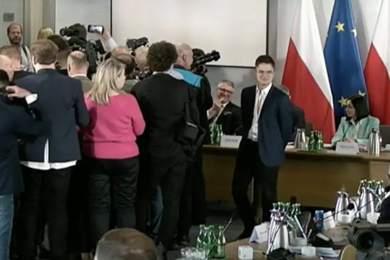 Przemysław Wipler pokazał środkowy palec podczas komisji ds. Pegasusa. / Fot. YouTube / Janusz Jaskółka