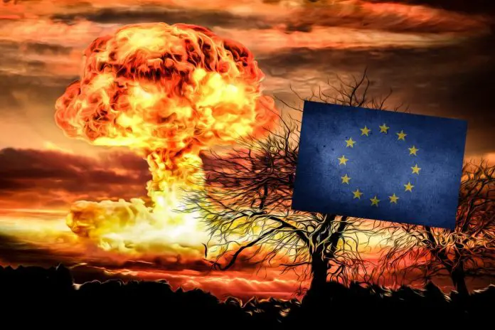 Wybuch bomby atomowej oraz flaga Unii Europejskiej.
