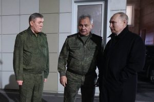 Od lewej: gen. Walery Gierasimow, minister obrony FR Siergiej Szojgu, prezydent Rosji Władimir Putin. Foto: PAP/EPA