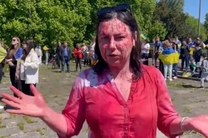 Ukraińska dziennikarka Iryna Zemlyana przyznała się do oblania czerwoną cieczą rosyjskiego ambasadora w Polsce