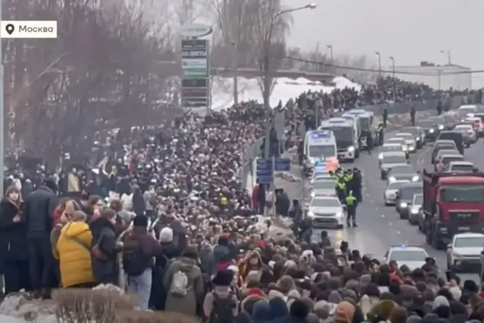 Tłumy zmierzają na pogrzeb Nawalnego.
