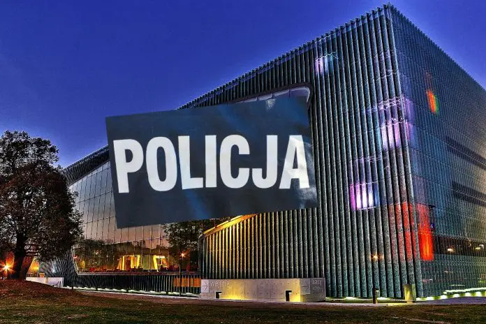 Napis policja na tle Muzeum Polin.