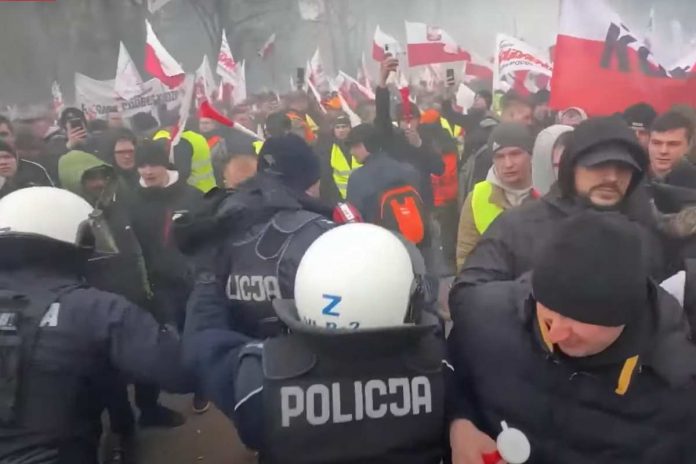 Policja na proteście rolników w Warszawie. 6 marca 2024 r.