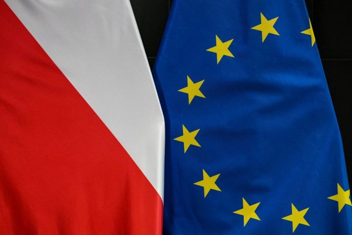 Flagi Polski i Unii Europejskiej.