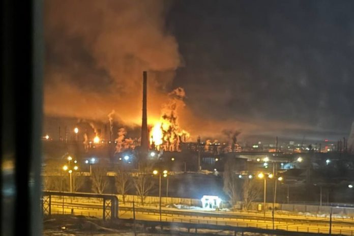 Płonąca po ukraińskim ataku rafineria w obwodzie samarskim. Foto: print screen X