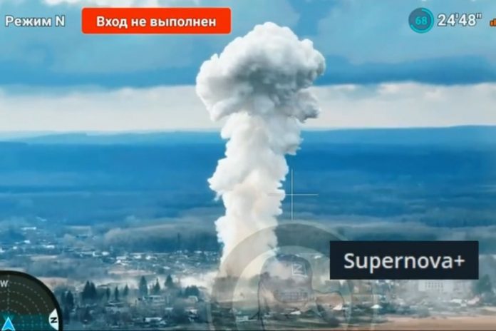 Wybuch rosyjskiej bomby termobarycznej na Ukrainie. Foto: screen X