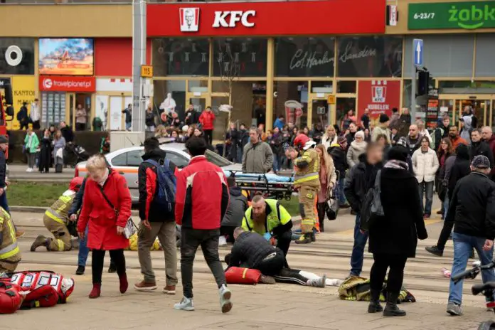 Akcja ratunkowa w miejscu wypadku na Placu Rodła w Szczecinie.