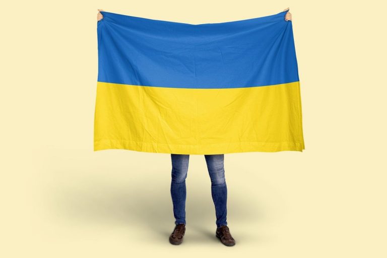 Mężczyzna z flagą Ukrainy.