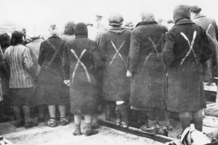 Więźniarki z Ravensbruck czekające na ewakuację z obozu przez szwedzki Czerwony Krzyż. Fot. Wikipedia domena publiczna