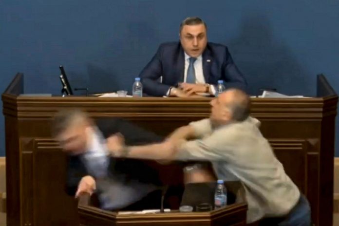 Bójka w gruzińskim parlamencie.