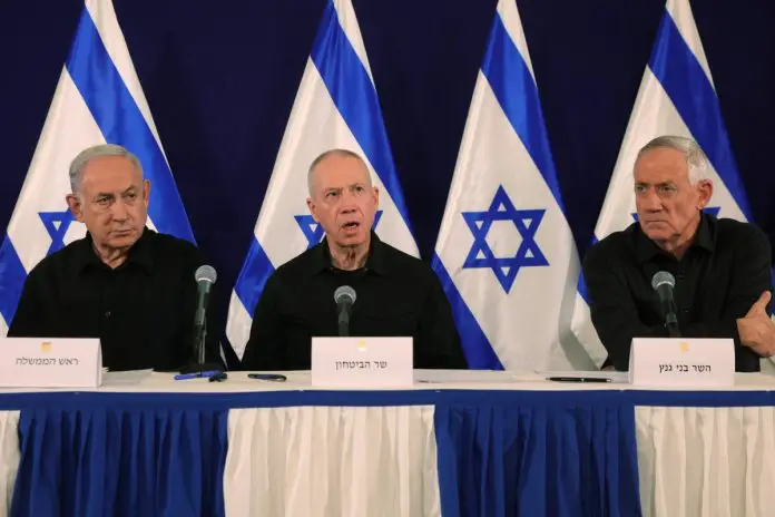 Gabinet wojenny Izraela: premier Benjamin Netanjahu, minister obrony Joaw Galant i polityk opozycji Beni Ganc. Foto: PAP/EPA