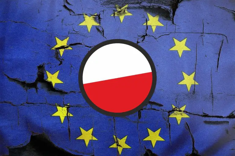 Flaga Polski na tle popękanej flagi Unii Europejskiej.