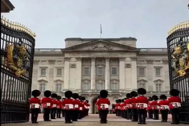120 lat „Entente Cordiale” uczczone wyjątkową zmianą wart pod Pałacem Elizejskim i Pałacem Buckingham [VIDEO]