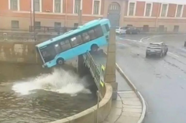 Autobus wpadł do rzeki w Sankt Petersburgu Fot. Telegram