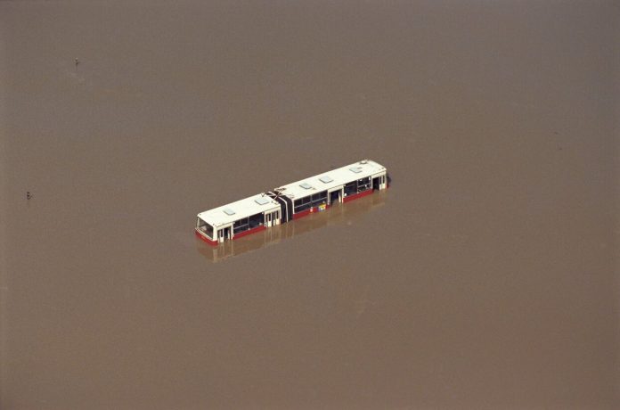 autobus , dekady90 , fala powodziowa , katastrofa , klęska żywiołowa , lata 90 , Odra , powódź , powódź tysiąclecia , rzeka , woda , wylanie , zalanie , zatopiony , żywioł