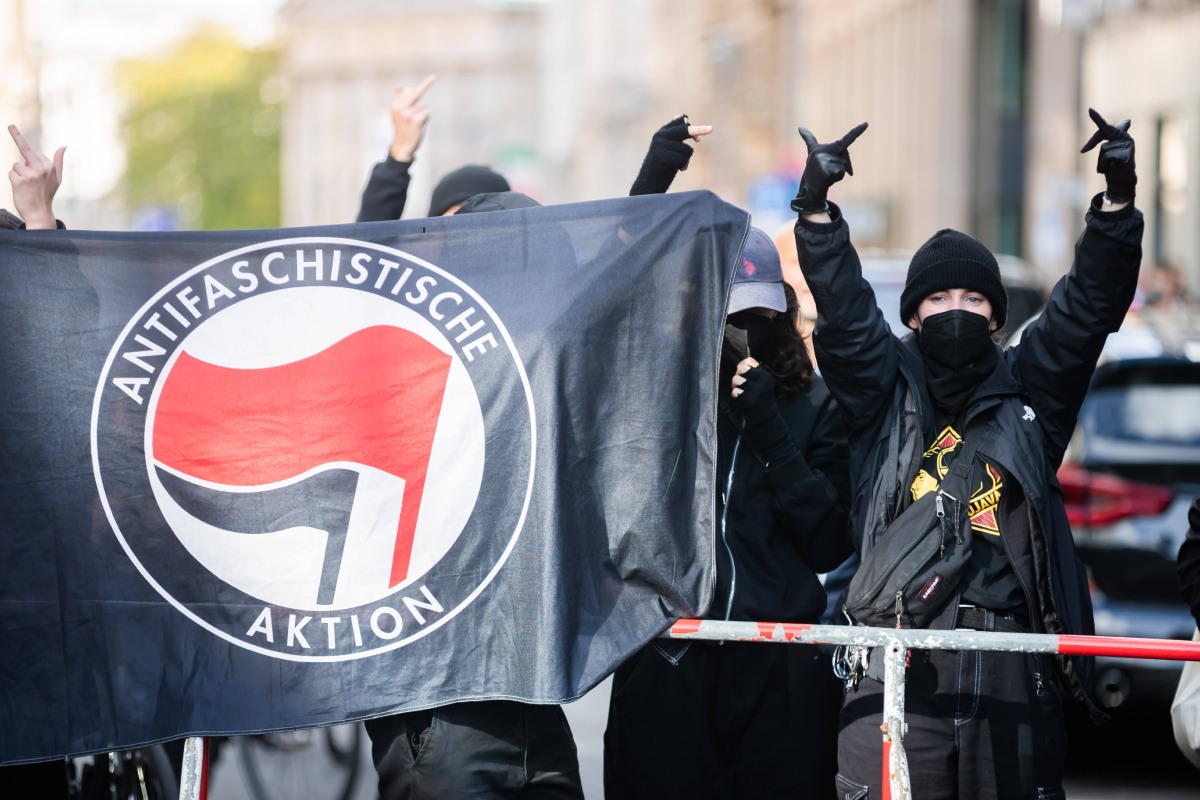 Antifa, krew i płonące auta