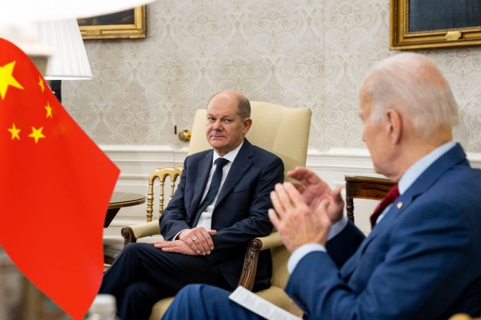 Flaga Chin oraz Olaf Scholz i Joe Biden.