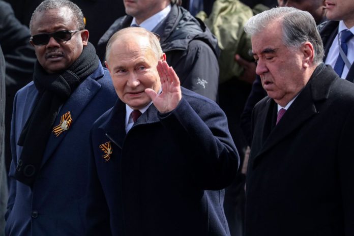 Sissoco Embalo, Władimir Putin oraz Emomali Rahmon podczas tzw. Dnia Zwycięstwa w Moskwie.