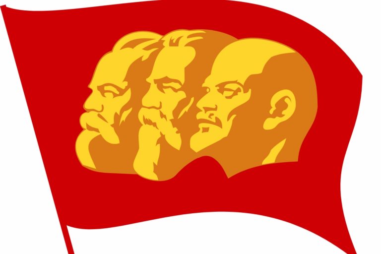 Komunizm. Czerwony sztandar z Marksem, Engelsem i Leninem. Obrazek ilustracyjny. Źródło: wikimedia