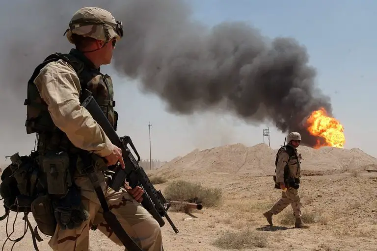 Żołnierze US Army w Iraku w 2003 roku. Zdjęcie marynarki wojennej Stanów Zjednoczonych wykonane przez oficera fotografa 1. klasy Arlo K. Abrahamsona.