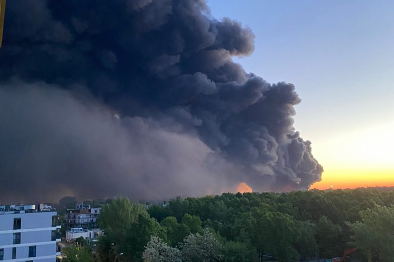 Pożar w Warszawie przy Marywilskiej 44 Fot. FB, X, collage