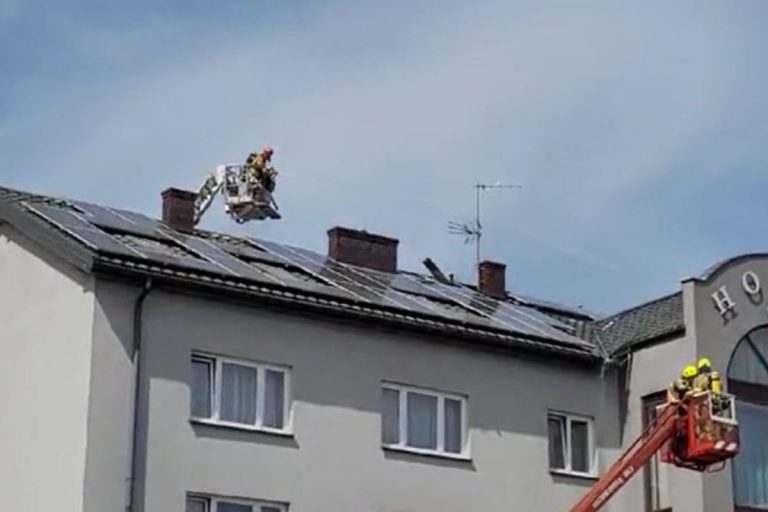 Strażacy walczą z pożarem fotowoltaiki na dachu hotelu.