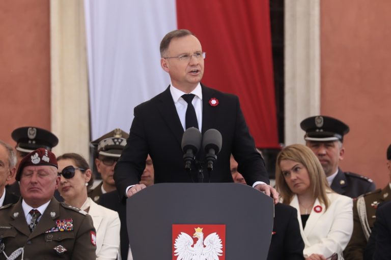 Warszawa, 03.05.2024. Prezydent RP Andrzej Duda (C) przemawia podczas uroczystości na placu Zamkowym w Warszawie. Foto: PAP