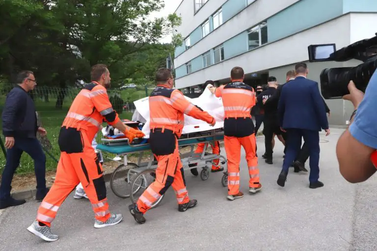 Premier Słowacji Robert Fico transportowany do szpitala.